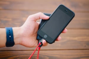 コネクタ 液体 ライトニング iPhone「充電は出来ません、Lightningコネクタで液体検出されました」警告が表示された！原因や対処法について解説